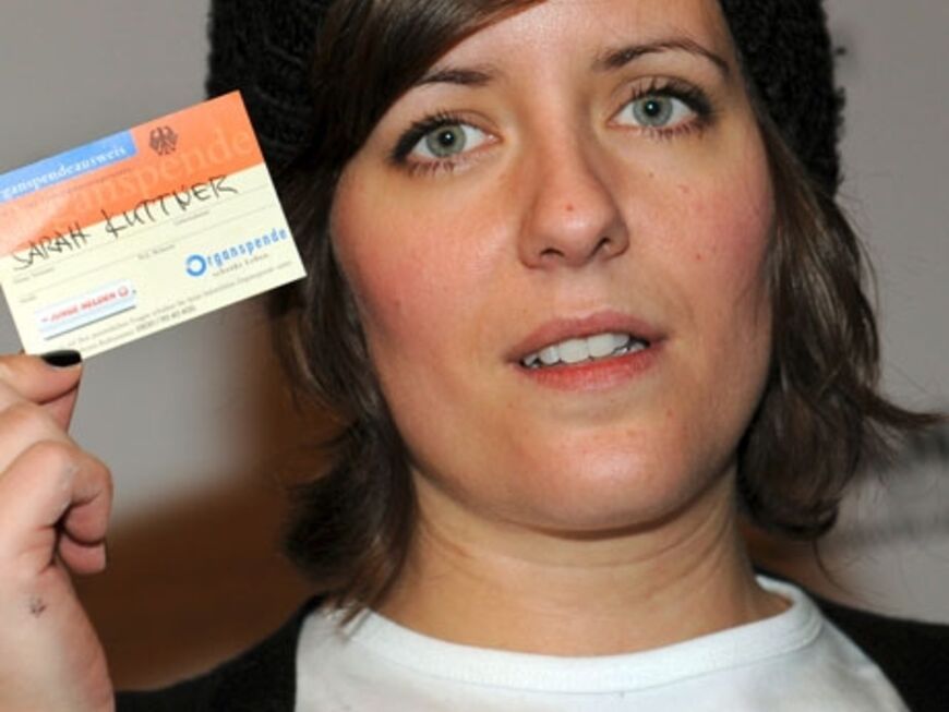 Sarah Kuttner mit ihrem Organspendeausweis