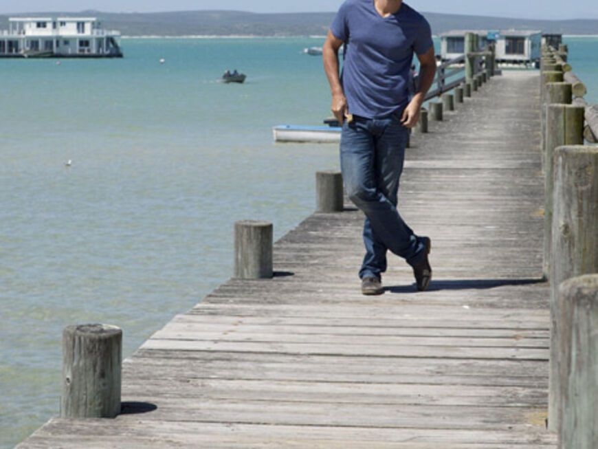 Jan steht am Pier und erwartet seine Ladies für einen Ausflug auf einem Hausboot