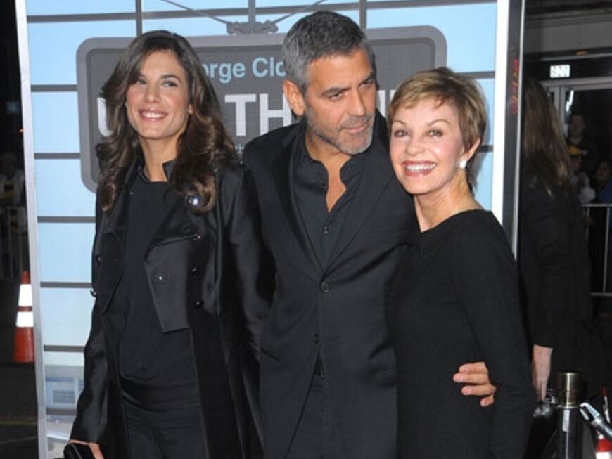 Hahn im Korb: George Clooney zwischen den momentan wichtigsten Frauen seines Lebens: Seiner Freundin und seiner Mutter