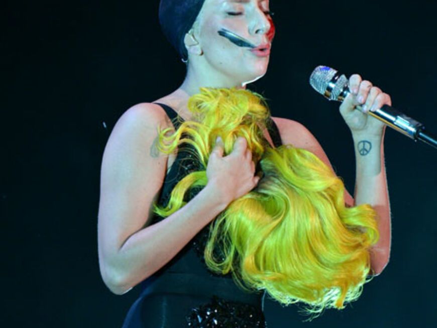 Perrückentausch im Sekundentakt: Lady Gaga performte ihre Single "Applause"