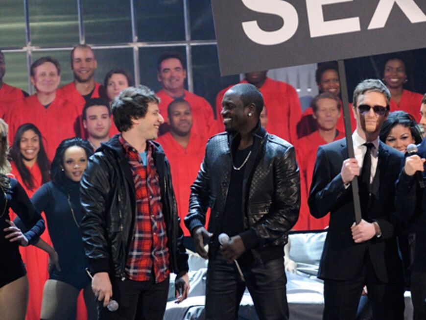 Andy Samberg, Akon und Jorma Taccone auf der Bühne