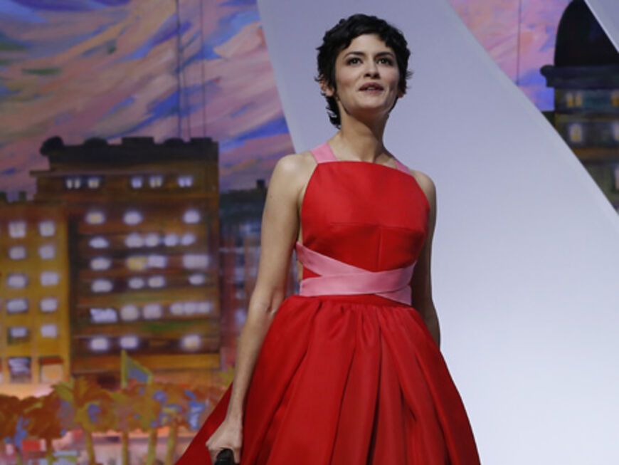 Audrey Tautou tritt in einem Traum in Rot auf die Bühne in Cannes