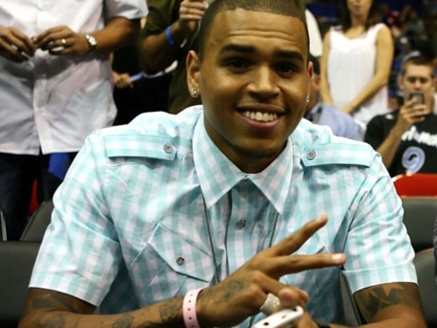 Chris Brown entspannt beim Basketball. Kurze Zeit später muss er sich am 22. Juni wegen seiner Prügel-Attacke auf Rihanna vor Gericht verantworten