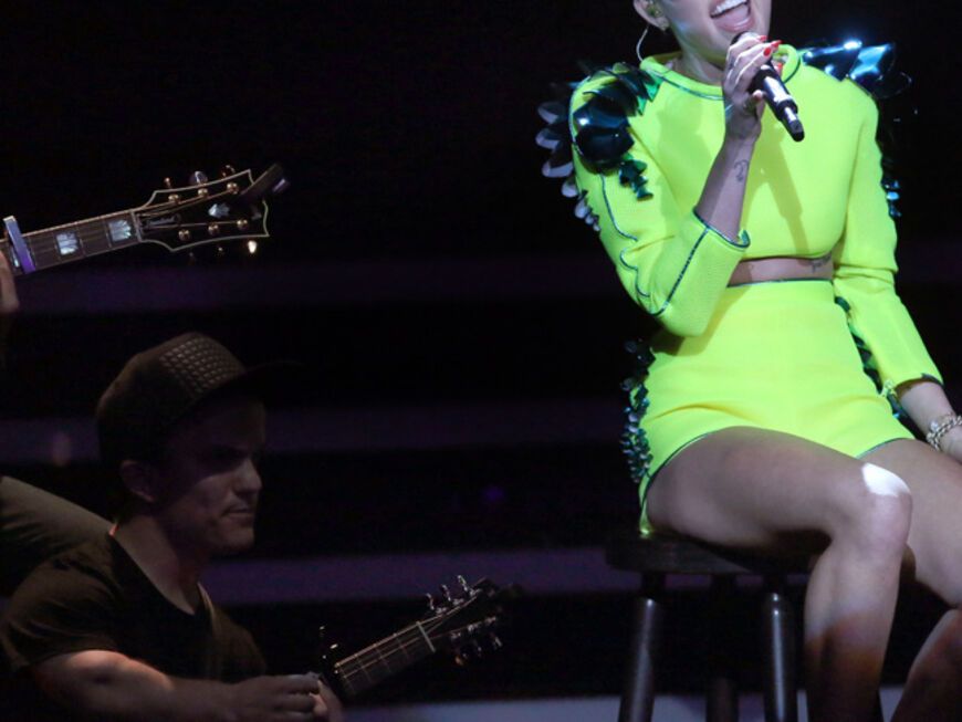 Das Publikum belohnte Miley mit einer Akkustik-Version von "Wrecking Ball". Dafür gab es einen "Pop international"-Bambi...