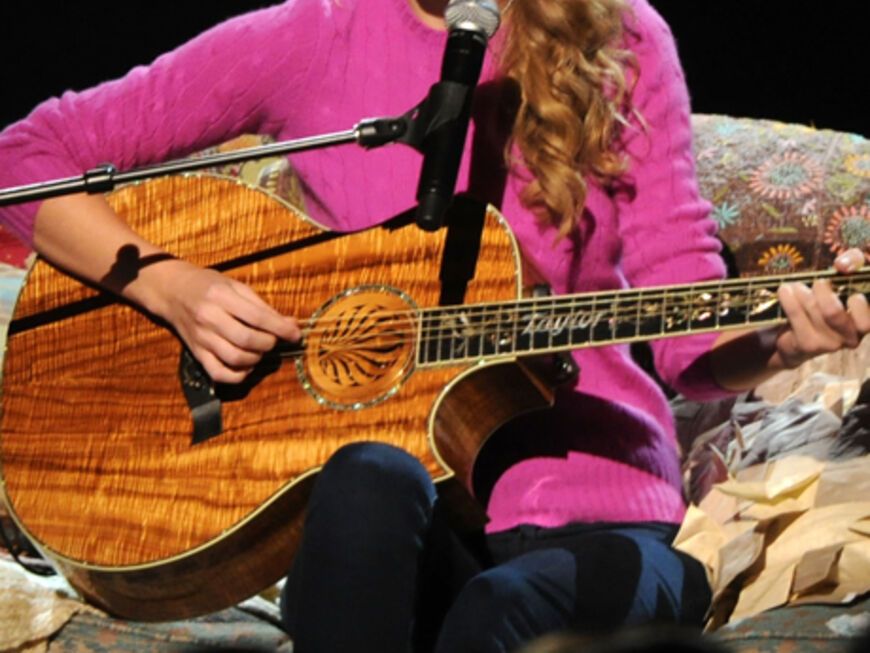 Ganz entspannt: Taylor Swift performte bei den diesjährigen Country Music Awrads in Nashville