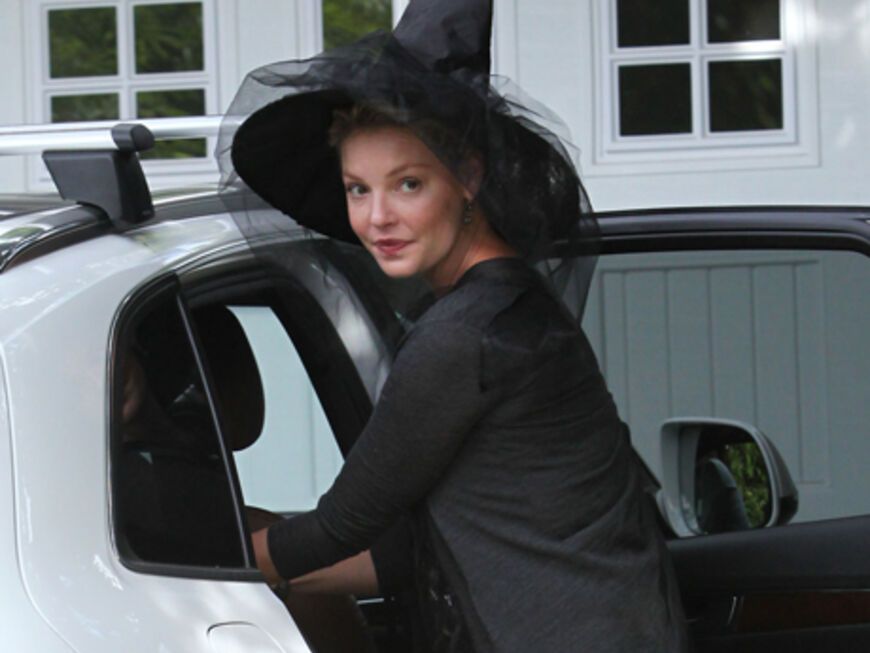 Schauspielerin Katherine Heigl nimmts mit der Verkleidung nicht so genau. Ein Hexenhut muss reichen!