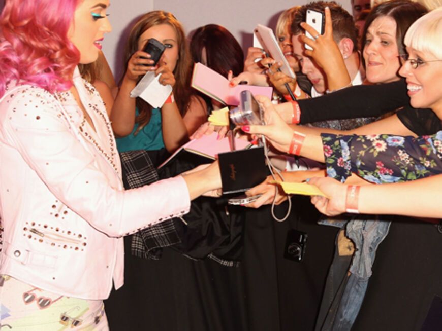 Pretty in Pink: Katy Perry gab ihren wartenden Fans fleißig Autogramme