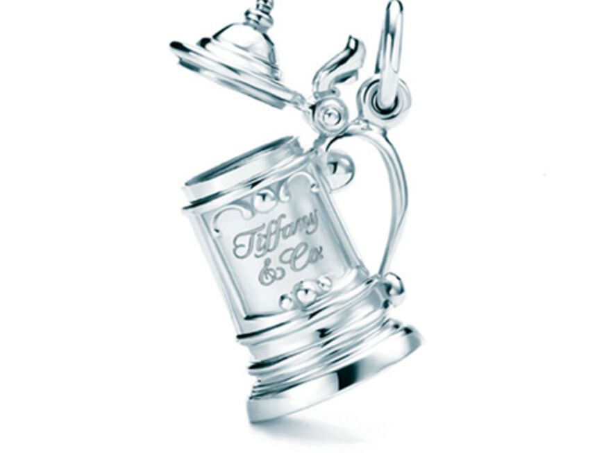 Ein besonderes Highlight ist der Bierkrug-Charm von Tiffany & Co.! Den können wir uns für ca. 265 Euro ans Armband hängen