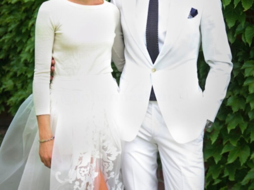 Olivia Palermo und Johannes Hübel auf ihrem offiziellen Hochzeitsfoto im Partnerlook