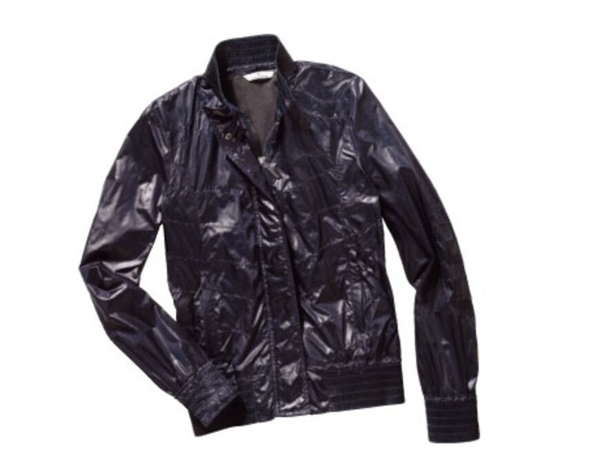 Diese Accessoires machen den Boyfriend-Look perfekt: Jacke in Glanzoptik von Tom Tailor, ca. 80 Euro