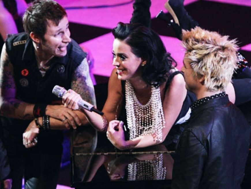 Katy Perry liegt lassiv auf dem Flügel, während sich die Jungs von "Green Day" um sie herumscharen. Gemeinsam kündigten sie Jay-Z an