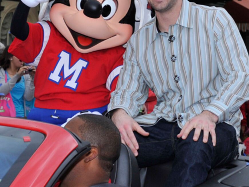 Der American-Football-Spieler Aaron Rodgers ï»¿bei einer großen Disney-Parade mit Mickey Mouse