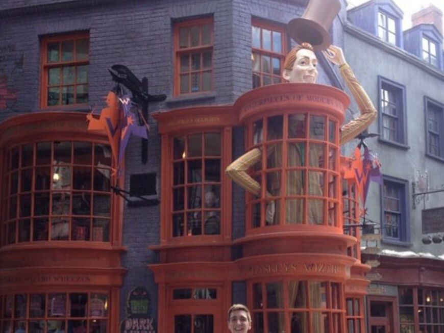 Natürlich besuchten die Weasley-Zwillinge auch ihren "Weasleys Zauberhafte Zauberscherze"_Laden