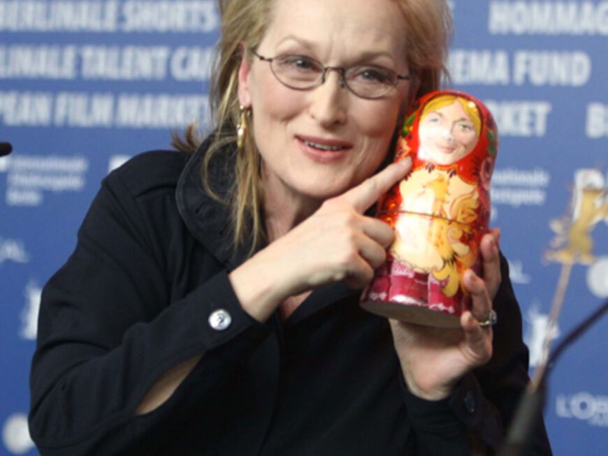 Meryl bekommt bei der Pressekonferenz zu ihrem neuen Film "The Iron Lady" eine Matrjoschka geschenkt, die dem Aussehen der Schauspielerin nachempfunden ist