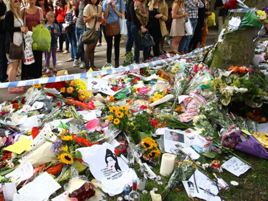 Vor ihrem Wohnhaus in Camden Square häufen sich die Andenken, Blumen, Nachrichten und Kerzen, die Fans für Amy hinterlassen