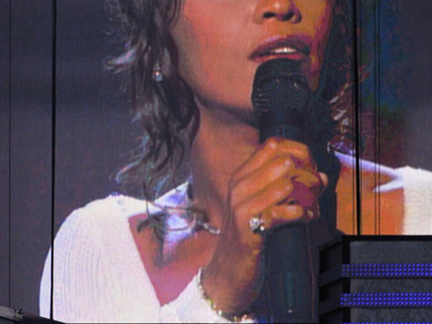 Trauermoment: In Gedenken an Whitney Houston, die einen Tag zuvor überraschend verstorben war, wurde ein Film abgespielt