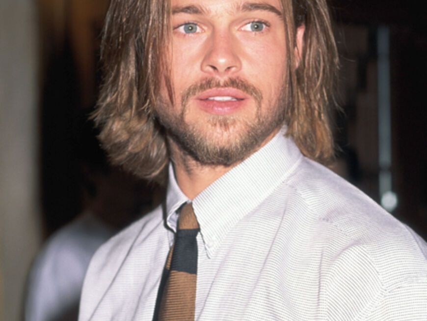 Zu den Fakten: Brad Pitt wurde am 18.12.1963 in Shwanee, Oklahoma geboren. Er gehört noch immer zu den Hollywood-Superstars. Von 1998-2005 war er mit Jennifer Aniston liiert. Seit Dezember 2005 ist er mit Angelina Jolie zusammen. Gemeinsam mit ihr und den sechs Kids lebt er zurückgezogen in einem Anwesen in Südfrankreich