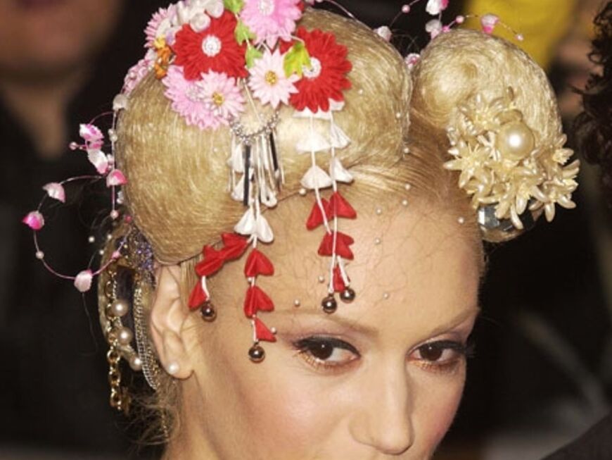 Exotisch: Mit auffälligem Blumenschmuck trat Gwen 2004 bei den MTV Europe Music Awards auf