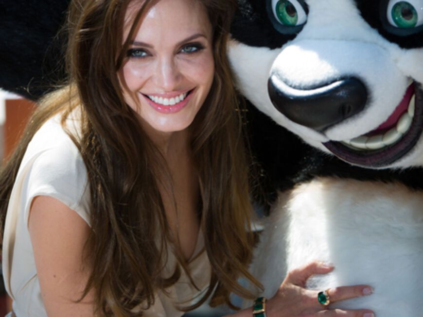 Angelina Jolie posiert mit dem "Kung Fu Panda"