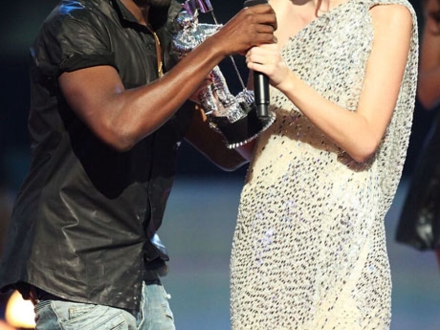 Das war wohl DER Augenblick der diesjährigen MTV Video Music Awards. Rapper Kanye West stürmt während der Dankesrede von Taylor Swift auf die Bühne und nimmt ihr das Mikrofon weg. Später entschuldigt er sich für diesen Auftritt