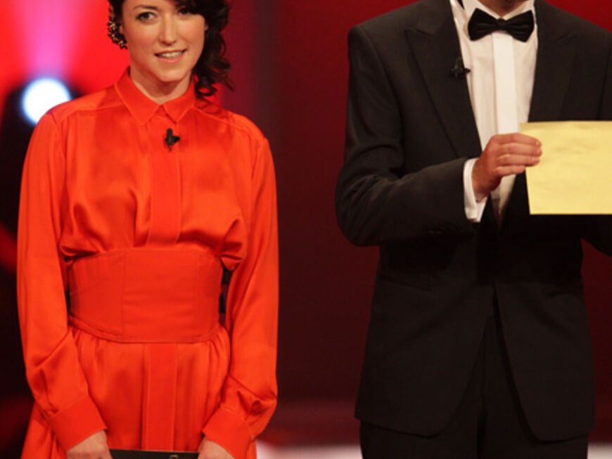 Das Moderatoren-Duo Charlotte Roche (l) und Jan Böhmermann übergeben den Preis an ihre Produzenten