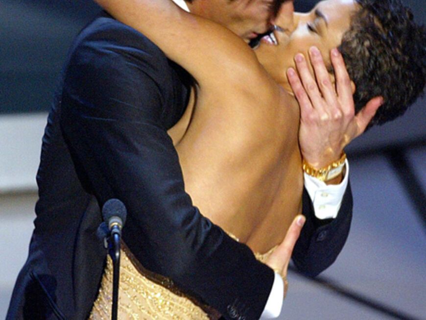 2003: Adrien Brody knutscht Laudatorin Halle Berry, die ihm den Oscar überreichte