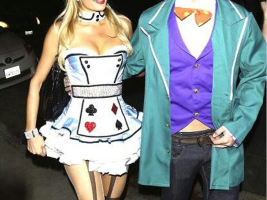 Paris Hilton komplettiert das Märchen. Gemeinsam mit ihrem Model-Freund besuchte sie eine Party als "Alice" und "Der Hutmacher" aus "Alice im Wunderland"