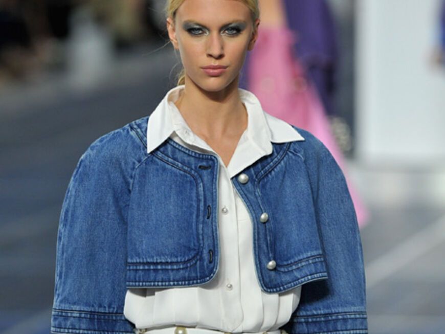 Voluminöse Bolerojacken und A-förmige Kostüme waren die Key-Pieces der Chanel Kollektion für Frühjahr/Sommer 2013