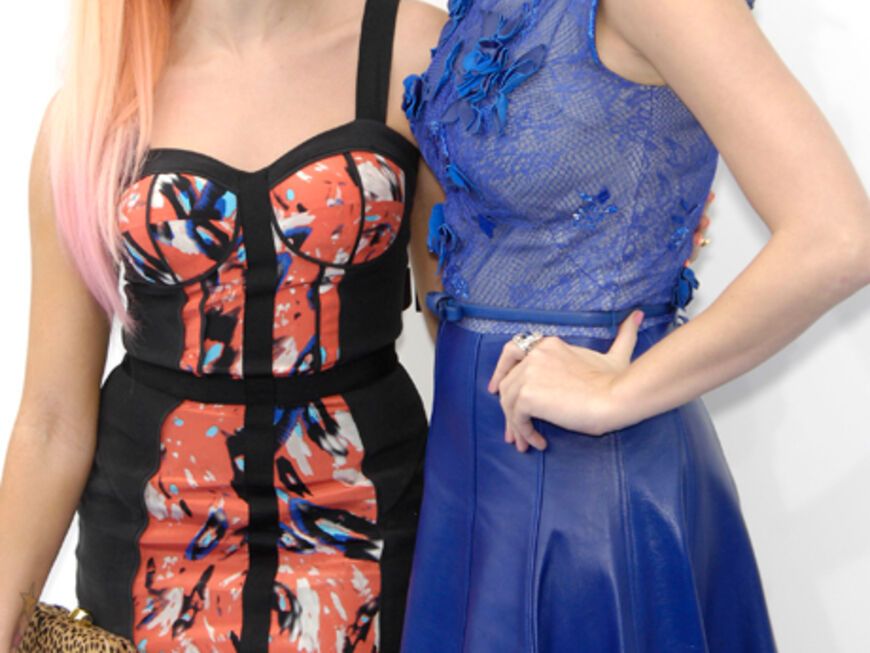 Bonnie McKee and Katy Perry. Katy leiht in der US-Version übrigens "Schlumpfine" ihre Stimme