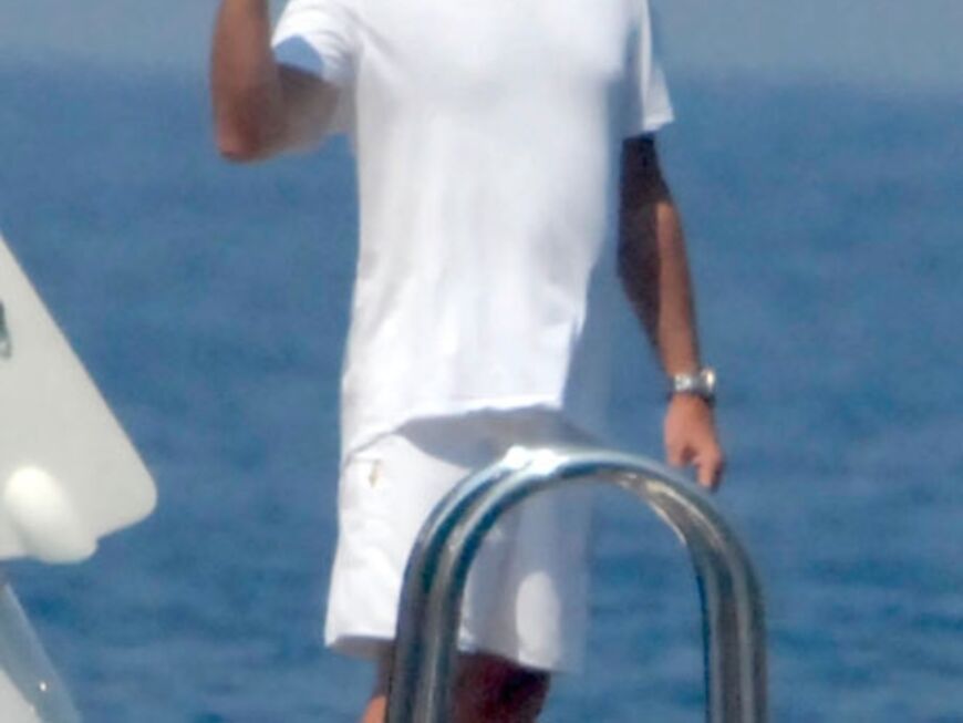 Lästige Paparazzi: Pierce Brosnan hält das Treiben um seine Yacht mit einem Handy fest