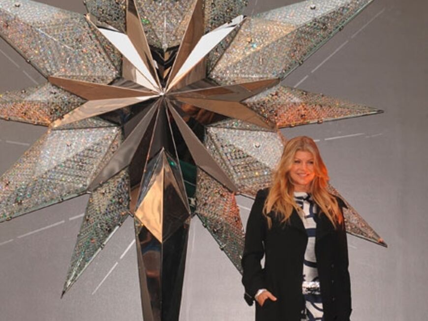 Fergie vor dem Swarovski-Stern am Rockefeller Center in New York im Jahr 2009