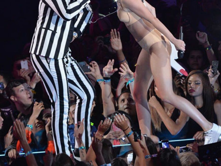 Erst performte Miley ihren Song "We can't Stop", anschließend mit Robin Thicke seinen Sommerhit "Blurred Lines"