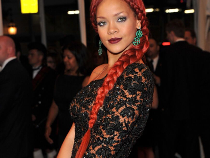 Rihanna mit überlangem Seitenzopf. Süß!