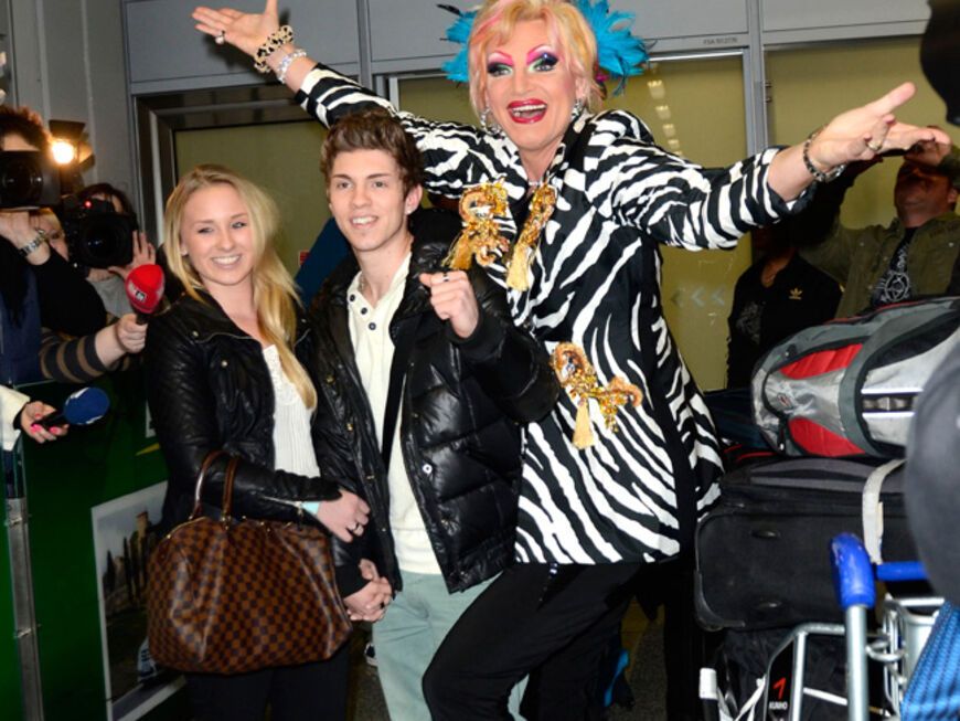 Jacqueline Heinrichs, Joey Heindle und Olivia Jones am Flughafen in Frankfurt
