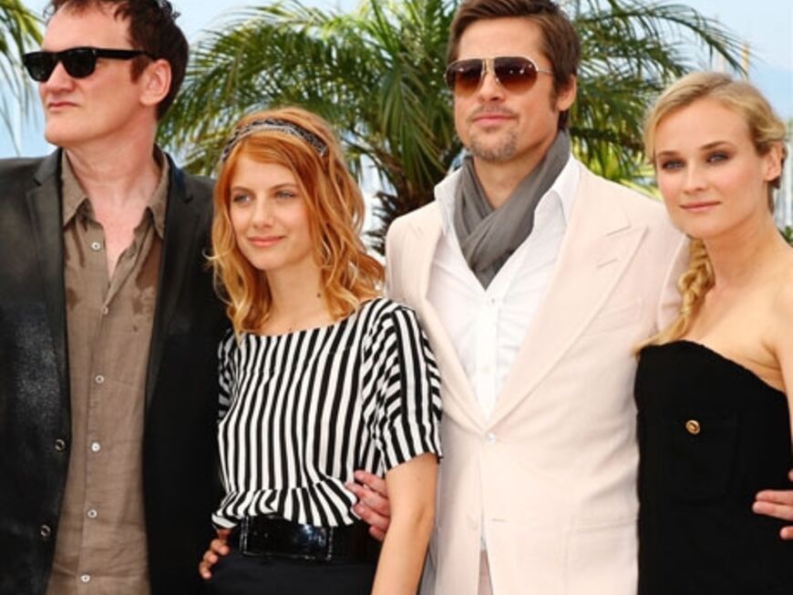 Regisseur Quentin Tarantino, Schauspielerin Melanie Laurent, Brad Pitt und Diane Kruger posieren in Cannes. Am Abend feiert ihr gemeinsamer Film "Inglourious Basterds" Premiere