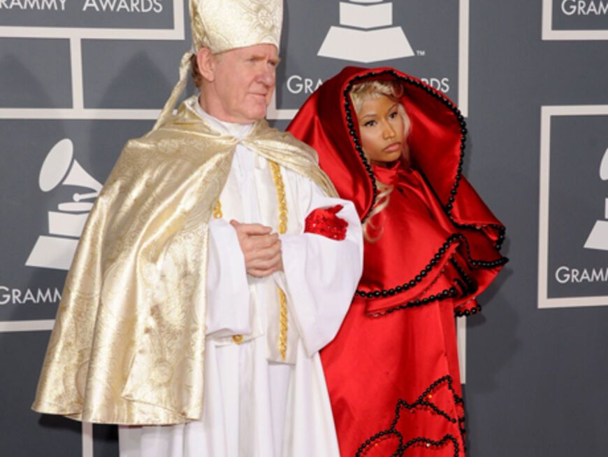 Ob Nicki Minaj direkt aus der Kirche kam? Sie sorgte nicht nur mit ihrem Outfit, sondern auch mit ihrer Begleitung für viel Aufsehen