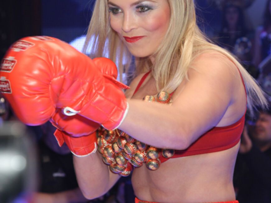 Box-Weltmeisterin Regina Halmich schlüpfte zu Ehren von Lambertz in ein zuckersüßes Boxer-Outfit