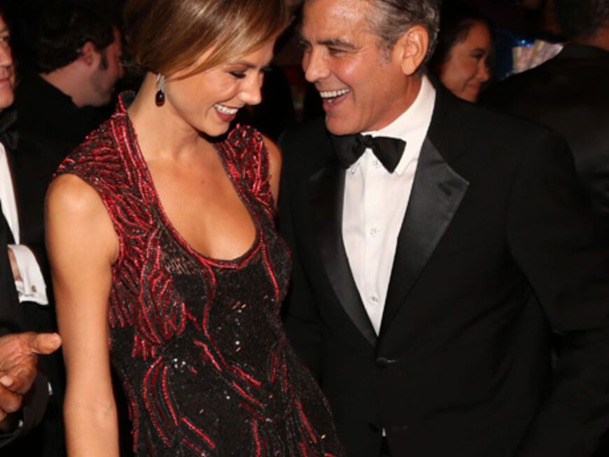 Spätestens jetzt dürften alle Trennungsgerüchte vom Tisch sein: Hollywood-Star George Clooney und Freundin Stacy Keibler kamen gemeinsam zum "Carousel Of Hope Ball" nach Beverly Hills - und zeigten sich so verliebt wie selten