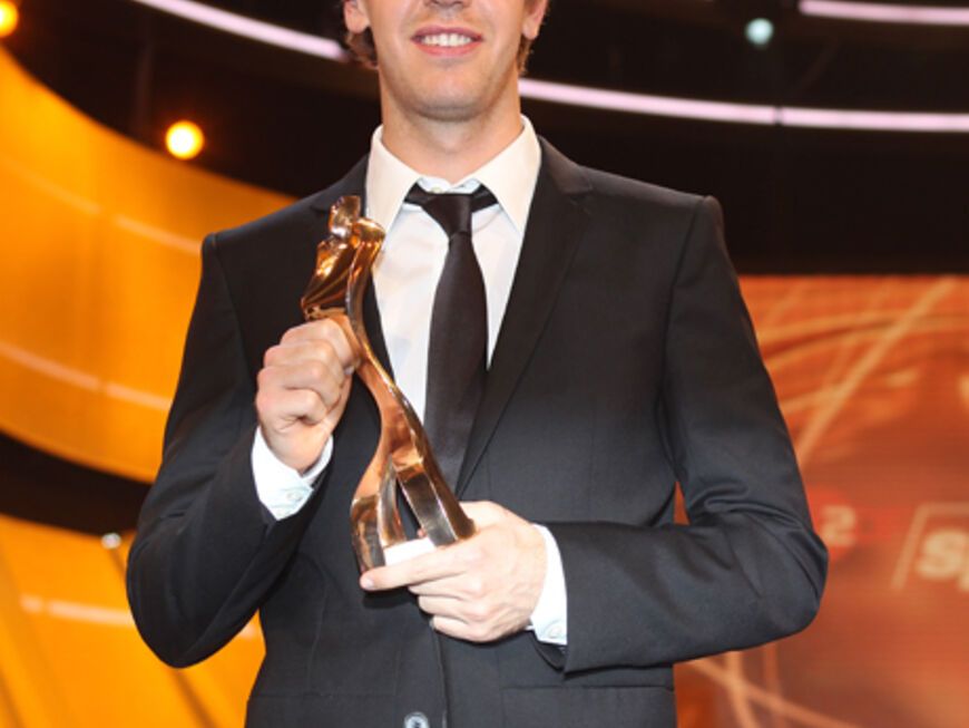 Strahlender Sieger: Sebastian Vettel hält stolz seinen Preis in der Hand