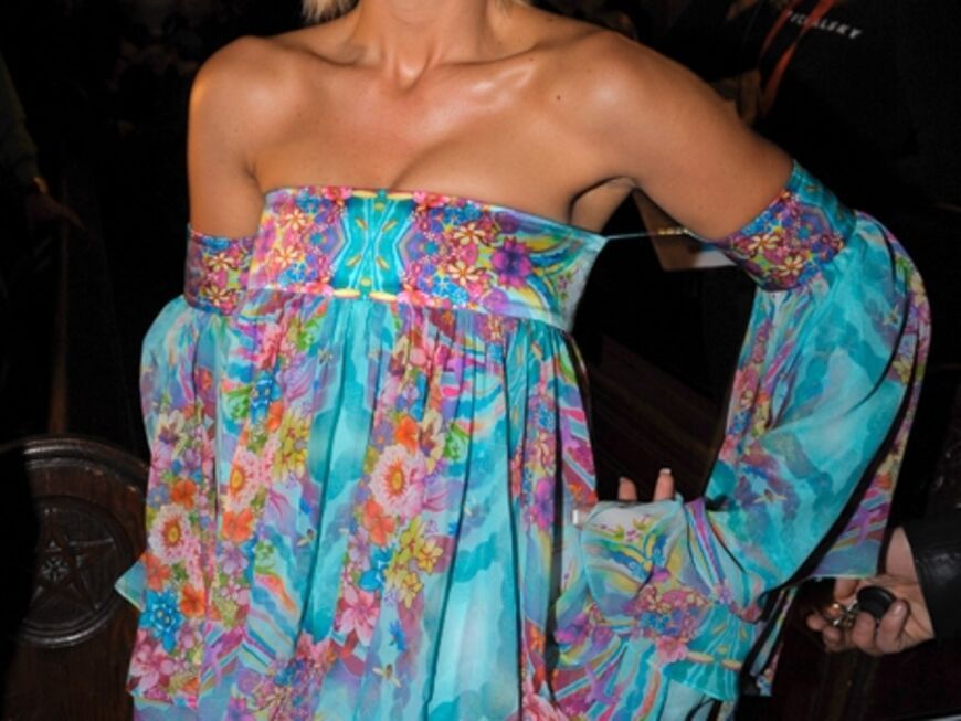 Sarah Connor erschien in einem etwas zu sommerlichen Flowerprint-Kleid. Wurde die Sängerin etwa schlecht beraten?