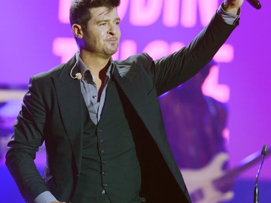 Sänger Robin Thicke erhält den Preis "GQ Mann des Jahres 2013" und bedankt sich brav bei den Fans