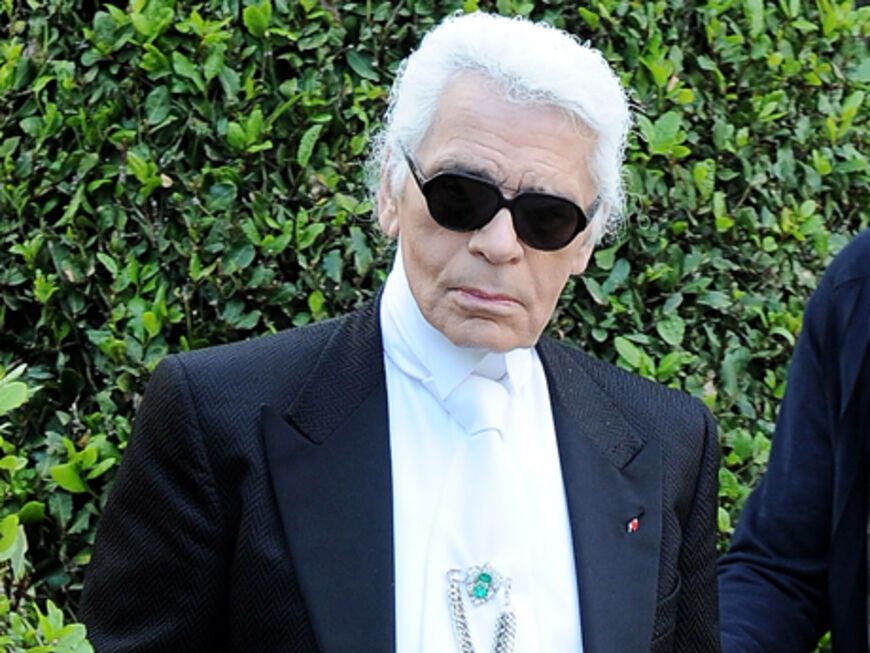 Mode-Zar Karl Lagerfeld präsentierte Anfang der Woche (9.5.) in gewohnt glamouröser Umgebung die Chanel Cruise Collection 2011. Klar ließen sich die Promis diese Einladung nicht entgehen!