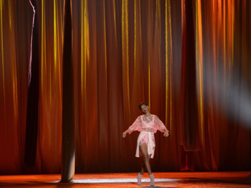 Rihanna betritt begleitet von Akrobaten die Bühne
