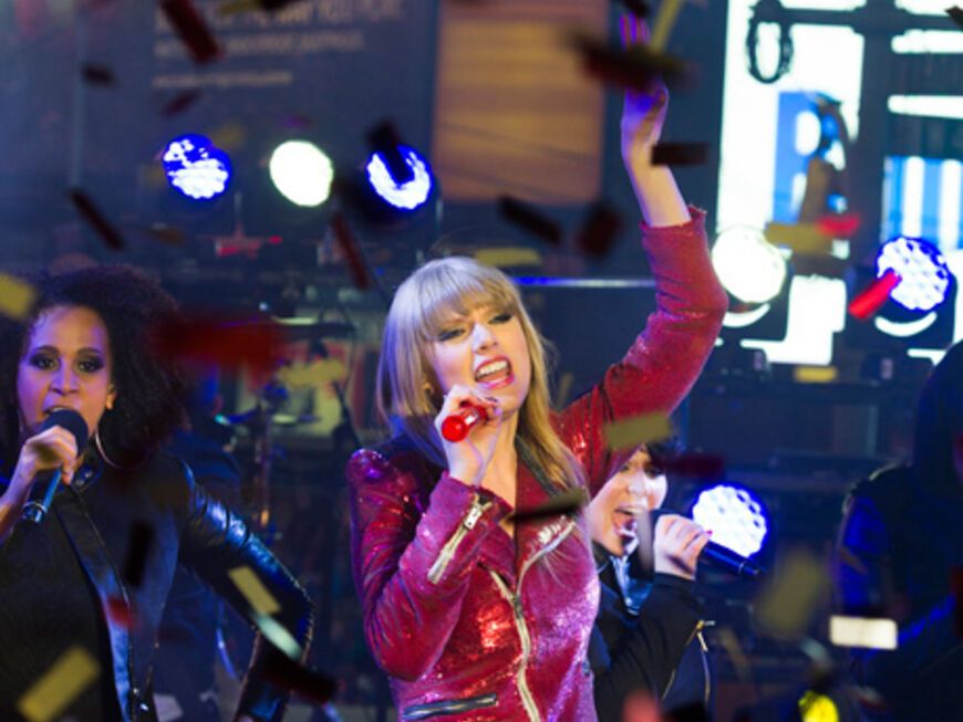 Taylor Swift performte bei der alljährlichen Silvester-Party am New Yorker Times Square. Um zwölf bekam sie ihren Neujahrskuss von Freund und "One Direction"-Star Harry Styles, der sie begleitete