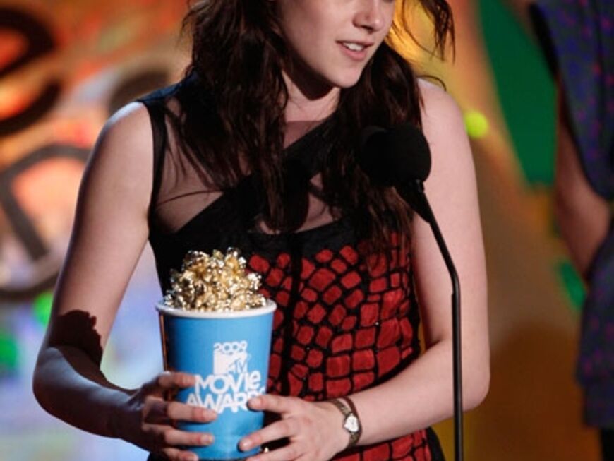 Kristen Stewart strahlt vor Freunde. Die Newcomerin wurde von MTV als "Best Female Performance" ausgezeichnet und ließ vor Aufregung ihren "Popcorn-Becher" fallen