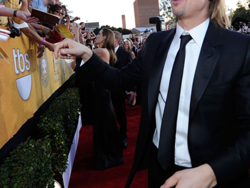 Brad Pitt schreibt fleißig Autogramme für die wartenden Fans