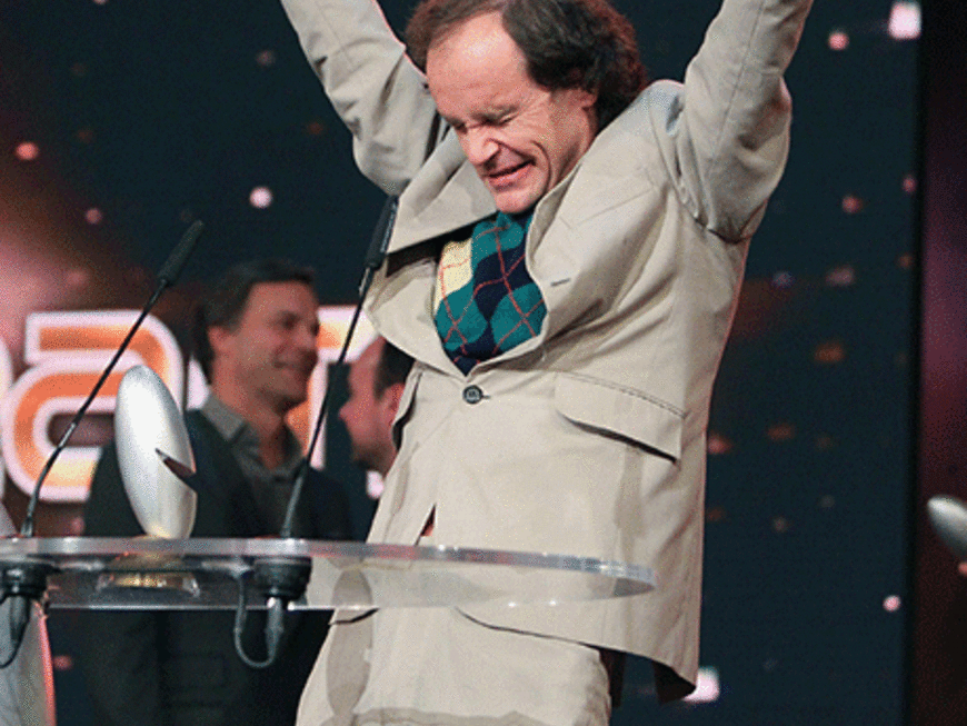 Er erhält den 'Deutschen Comedypreis' in der Kategorie 'Bestes TV-Soloprogramm' für 'Olaf Schubert live! Meine Kämpfe'