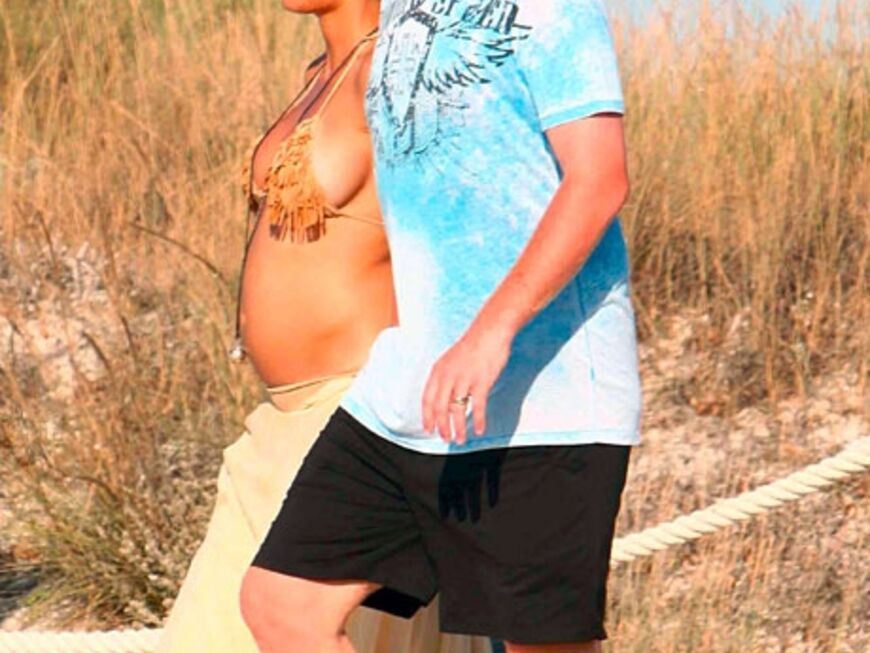 Boris und seine schwangere Lilly laufen am Strand von Formentera entlang