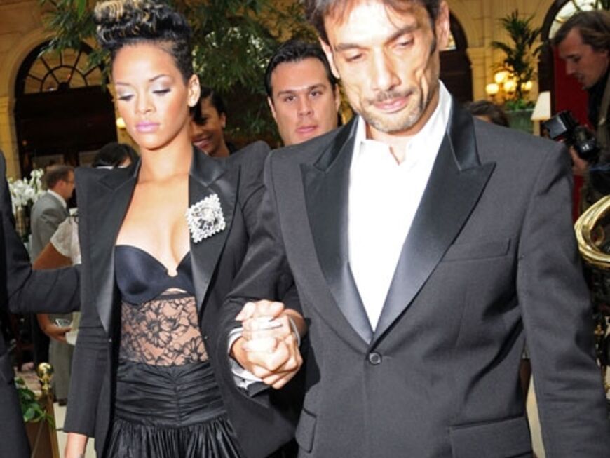 Rihanna wird an der Hand einer ihrer Bodyguards geführt. Momentan wird gemunkelt, dass der "Umbrella"-Star mit Justin Timberlake anbändelt