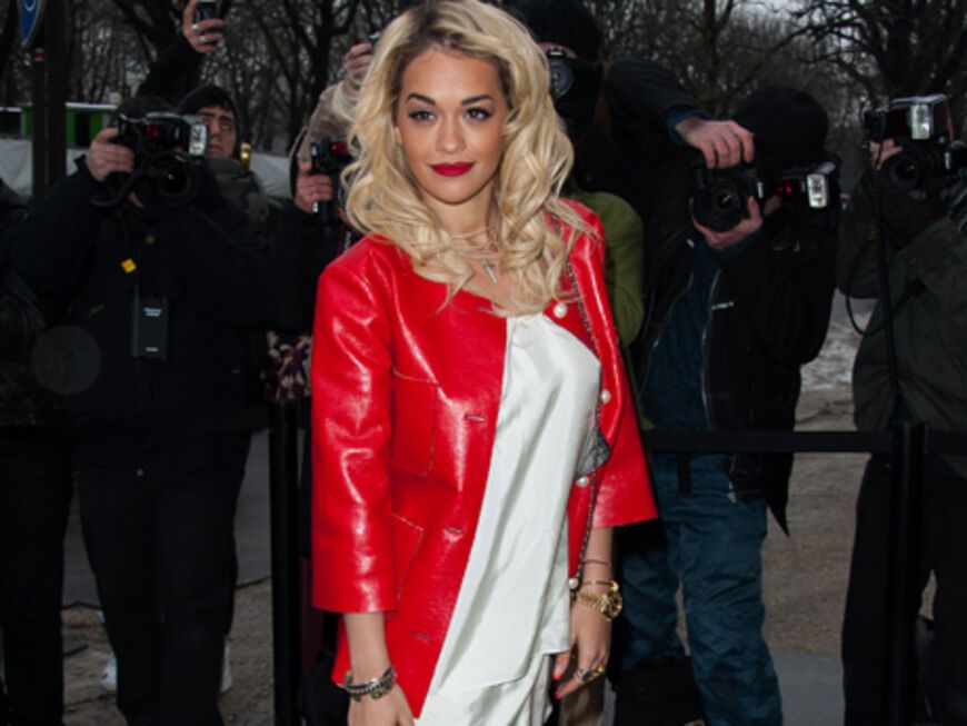 Chartsstürmerin Rita Ora auf der Fashion Week. Hier ist sie auf dem Weg zu Chanel